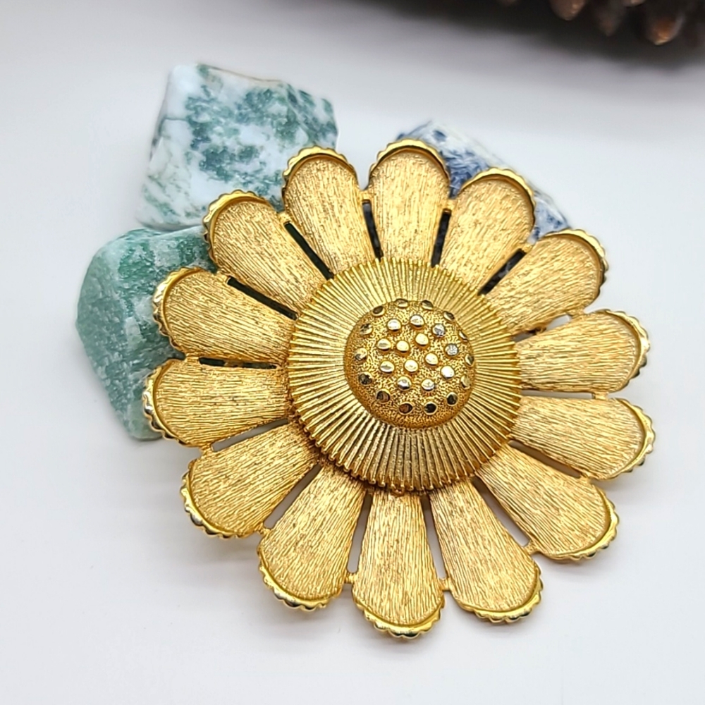 Vintage 1963 Sarah Coventry Sunflower 🌻 Brooch! Goldtone & Signed! Retro & Fun!